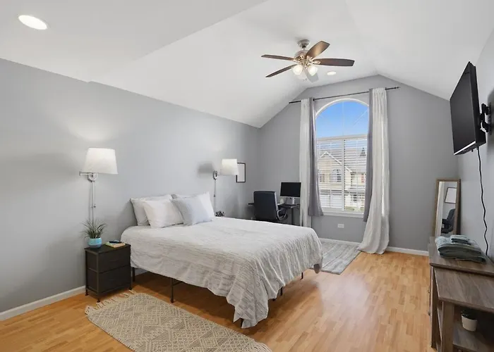 Cozy Vaulted Penthouse Private Balcony And Workspace Apartment Elgin