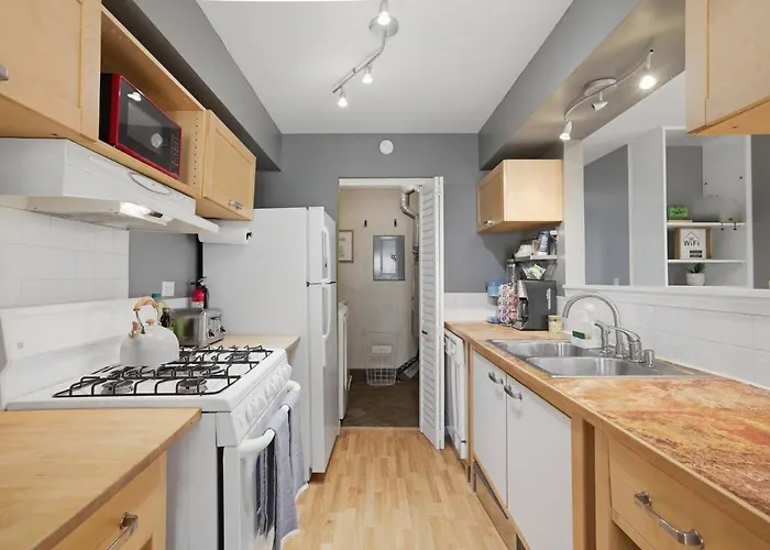 Cozy Vaulted Penthouse Private Balcony And Workspace Apartment *