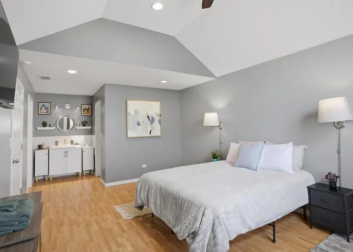 Cozy Vaulted Penthouse Private Balcony And Workspace Apartment Elgin