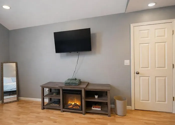 Cozy Vaulted Penthouse Private Balcony And Workspace Apartment Elgin